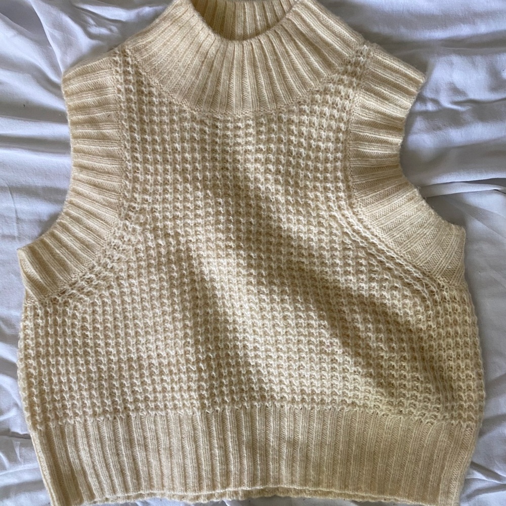 Light knit cream sleeveless mock neck sweater. Size xs